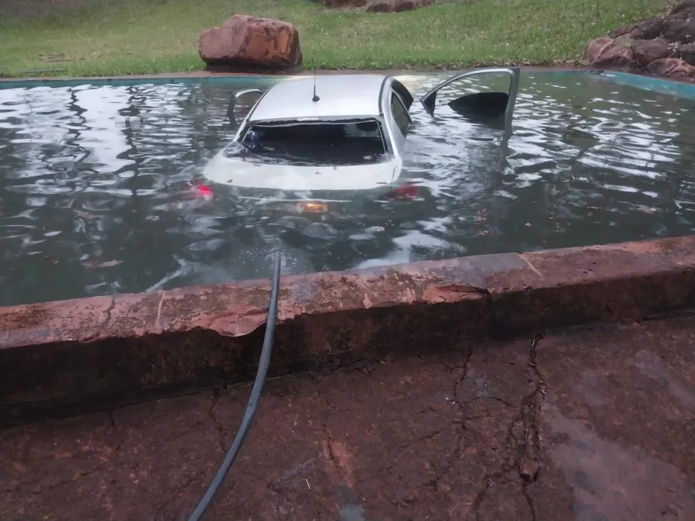 Perseguição policial termina com carro dentro de piscina