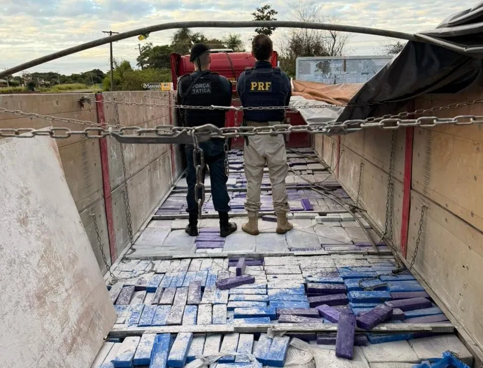 Carreta paraguaia com fundo falso transportava mais de 4 toneladas de maconha em MS