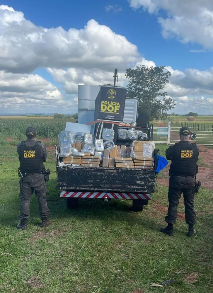 DOF apreende mais de meia tonelada de drogas escondidas em caminhão de mudanças em Dourados