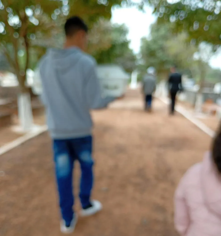 Sepultamento de bebê encontrado em lixeira em Ponta Porã é marcado por emoção e pedidos de justiça