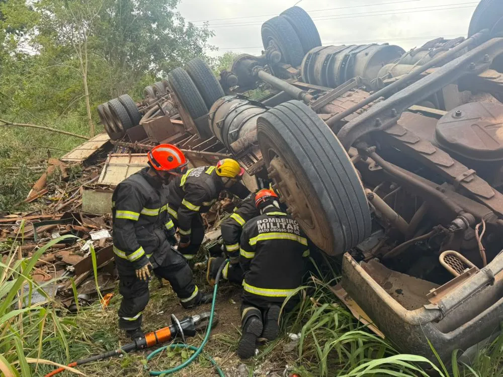 Motorista boliviano morre após carreta tombar em acesso à fronteira na BR-262
