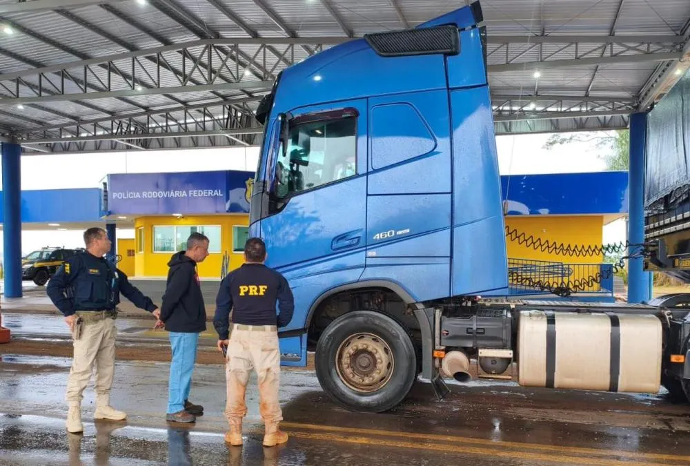 Homem é preso pela PRF transportando carreta roubada após sequestro de caminhoneiro