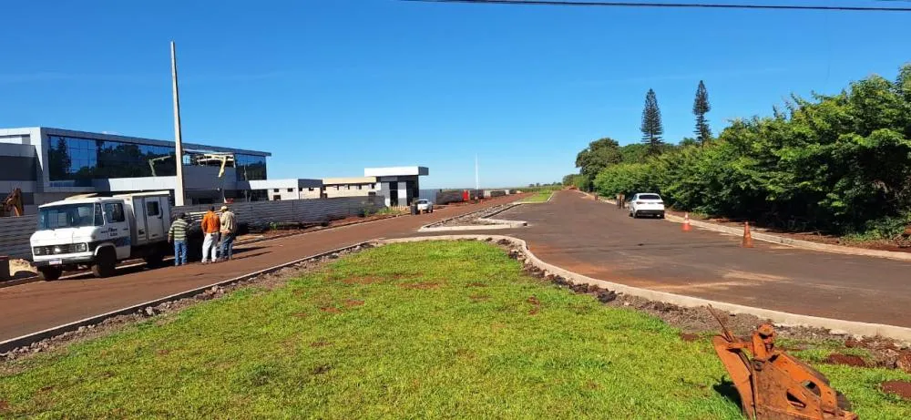 Pavimentação do acesso à unidade está em fase final de execução; obra do Governo de MS irá favorecer fluxo de pacientes, familiares e funcionários do hospital.(Fotos: Victor Arguelho e divulgação)