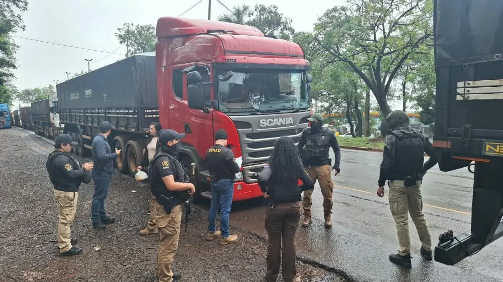 Caminhão com carga de arroz é apreendido com 260 quilos de cocaína antes de entrar no Brasil