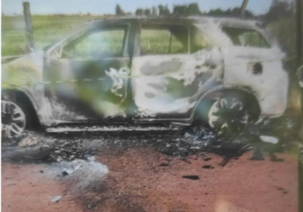 Toyota Fortuner é encontrada totalmente incendiada na fronteira 