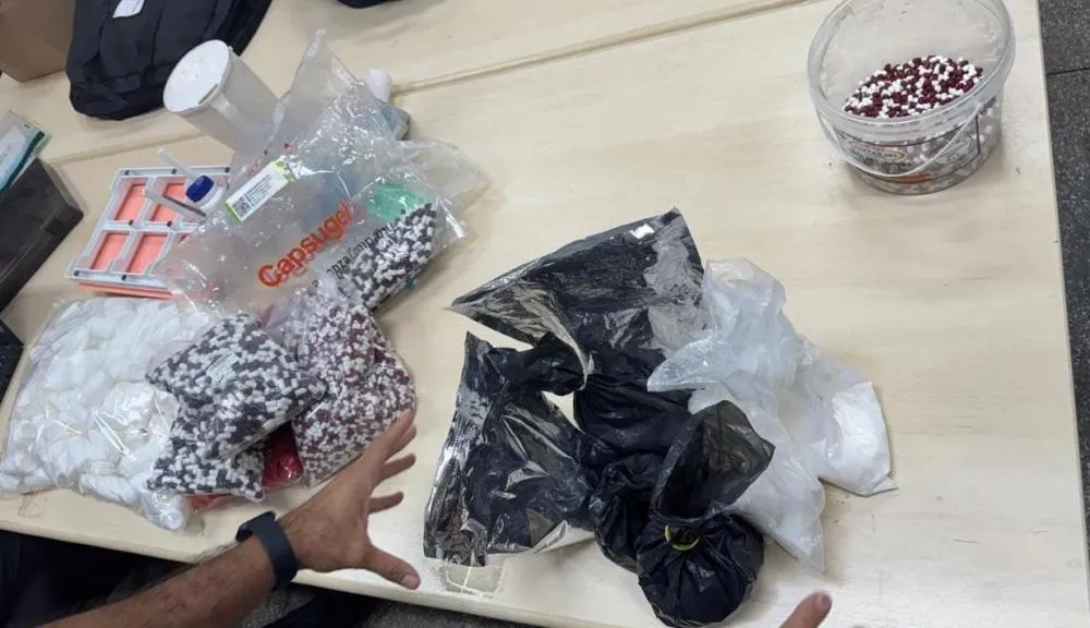 Laboratório clandestino em Dourados tinha insumos para produzir até 15 mil cápsulas, diz investigação