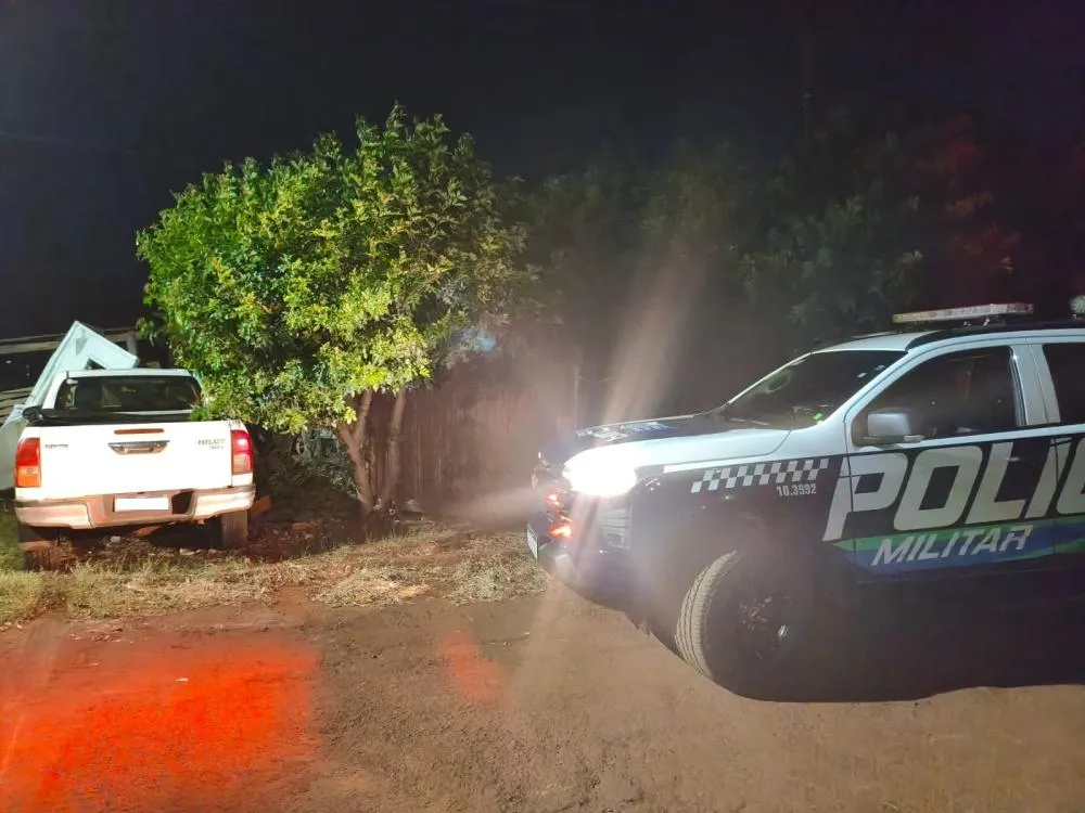  Motorista embriagado foge da PM, coloca pedestres em risco e bate Hilux em residência em Rio Brilhante