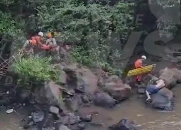Bombeiros resgatam jovem que se acidentou em cachoeira na capital 