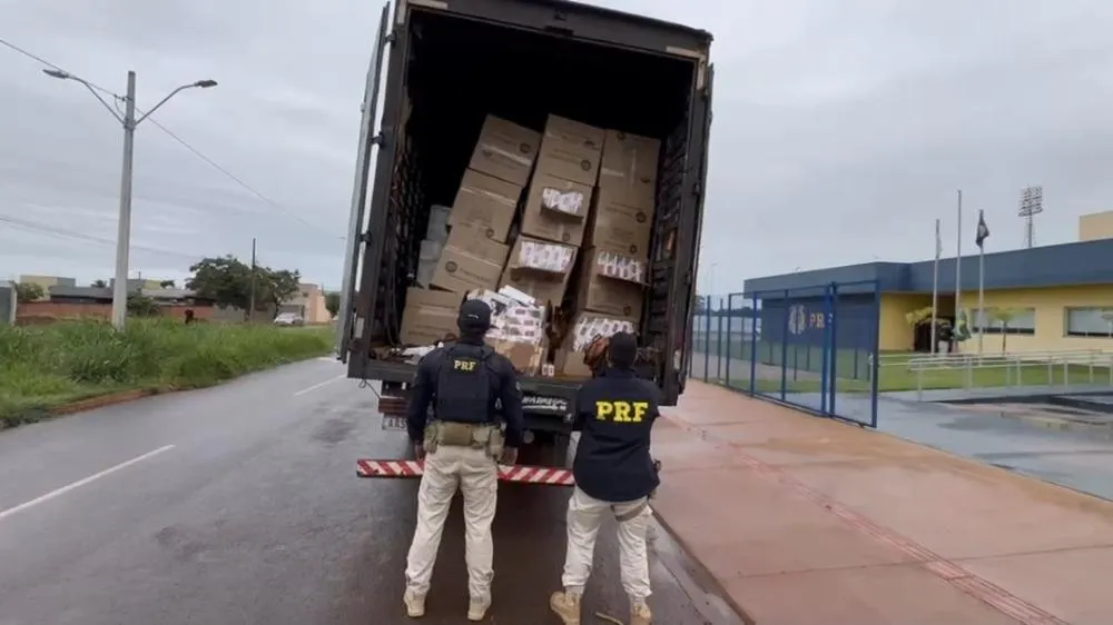 PRF apreende caminhão lotado de cigarros contrabandeados 